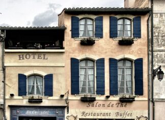 Dlaczego Hotel wymaga karty kredytowej?