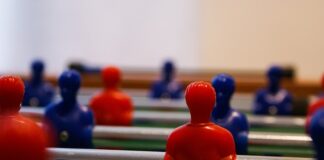 Jak się pisze słowo pilkarzyki?