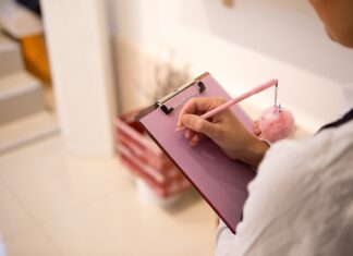 Czy sprzedawca widzi dane z karty?