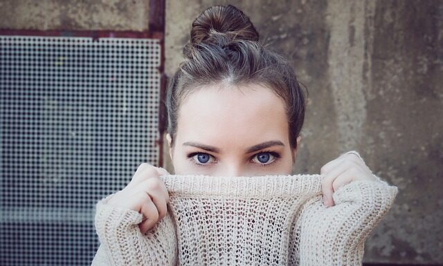 Co założyć pod sweter w serek damski? Co założyć pod sweter w serek damski?