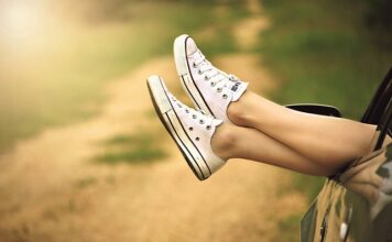 Czy trampki pasują do płaszcza?