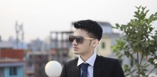 Czy kaszkiet pasuje do garnituru?