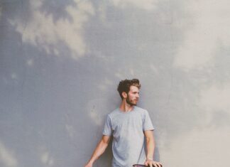 Czy powinno się nosić podkoszulek pod koszulę?