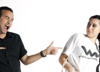 Jaki T-shirt pod koszulę? Jaki T-shirt pod koszulę?